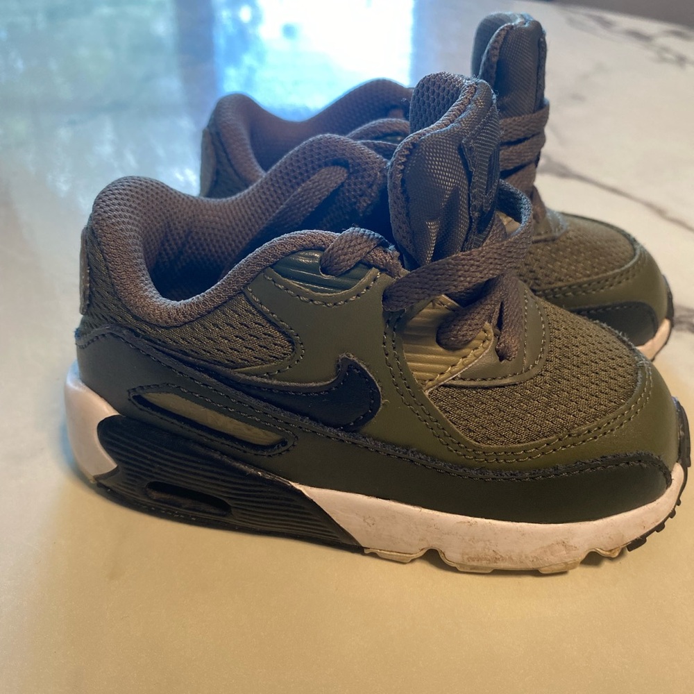 Nike Toddler AirMax Olive and Black Sneakers size 7c